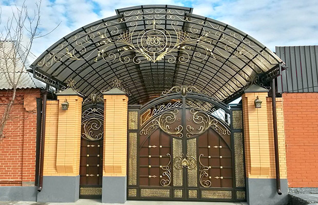 Купить или заказать ворота для дома с навесом - стильные и надежные решения для вашего участка в Надыме от 41687 руб | ВоротМастер-Ндм