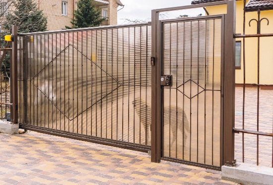 Купить ворота из профлиста с элементами ковки, с металлическими столбами в рамке или под дерево в Надыме от 153825 руб